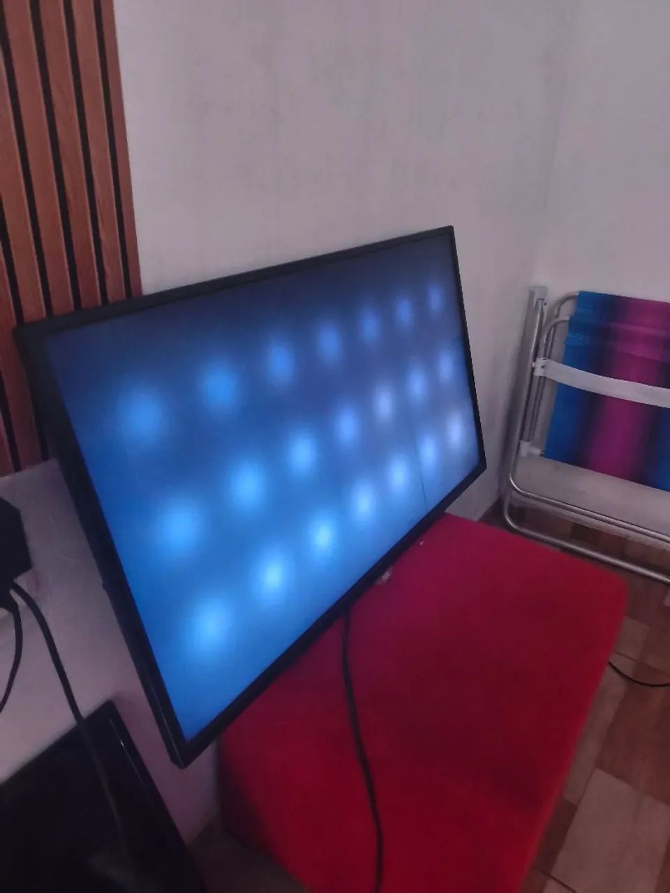 Duas TVs para retirada de peças 