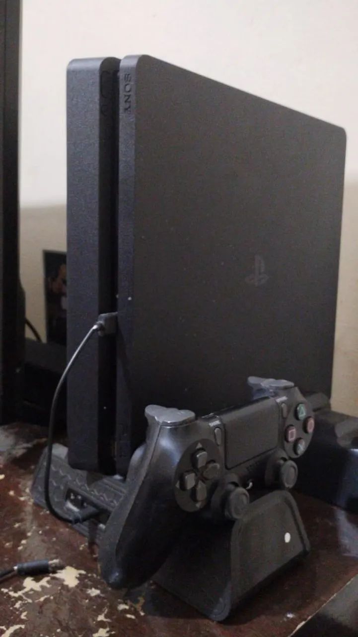 PS4 slim 1 tera com base para carregar o controles - Foto 4