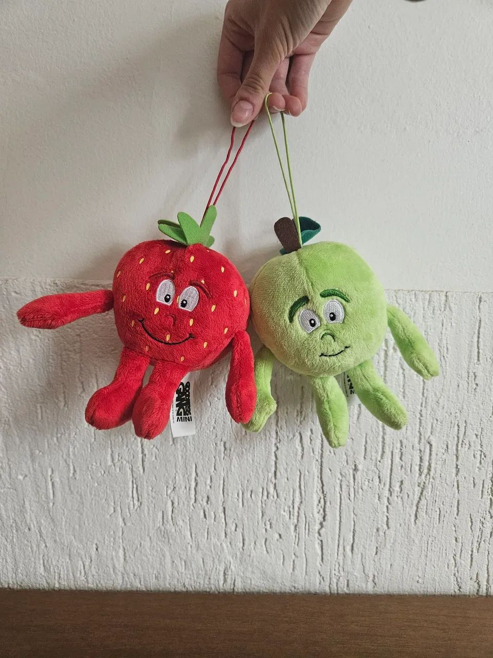 Pelúcias Maçã e Morango - Joaninha vem de brinde