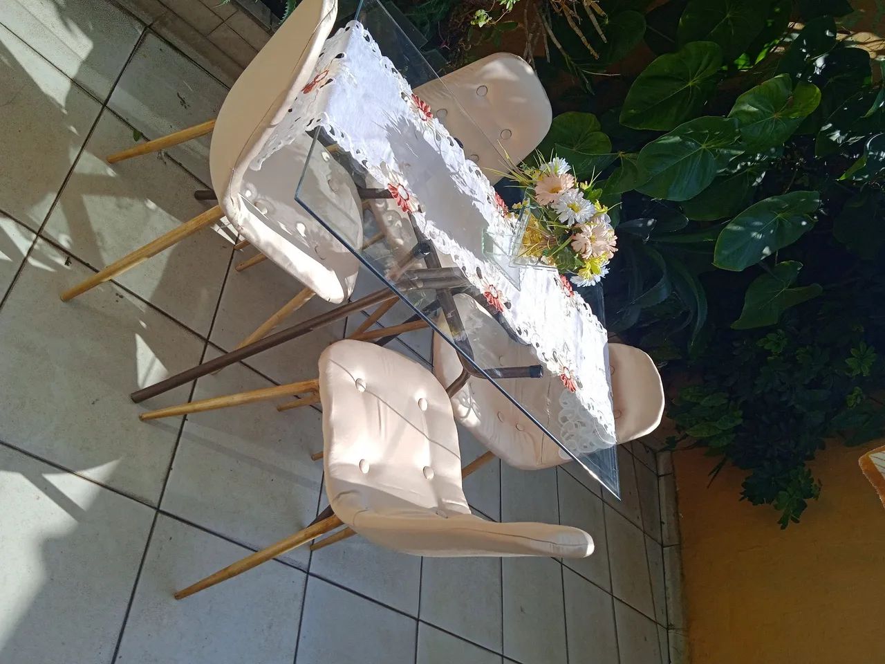 Conjunto de mesa com 4 cadeiras, lindas ?