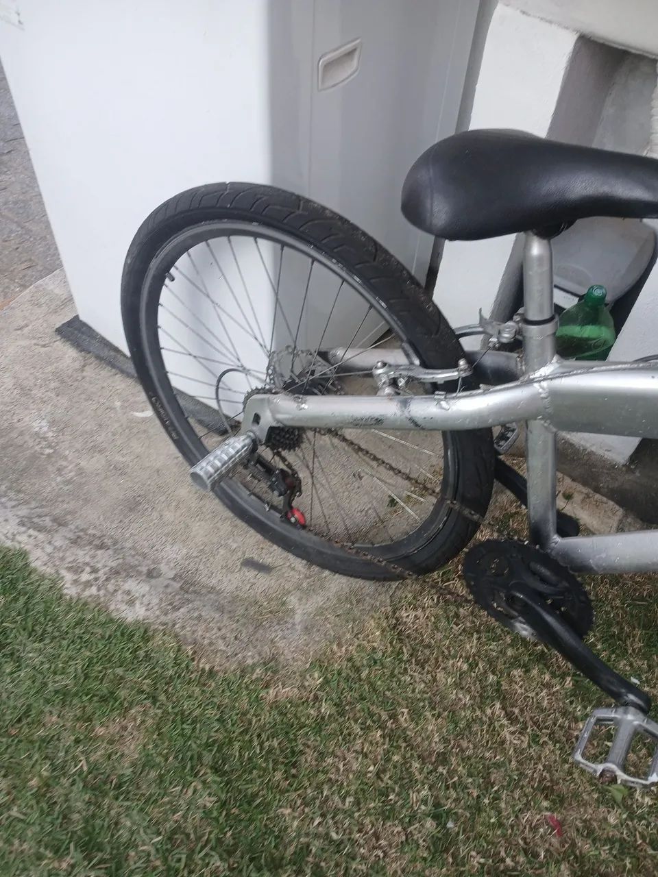 Bicicleta aro 26 com pneu furado - Foto 3