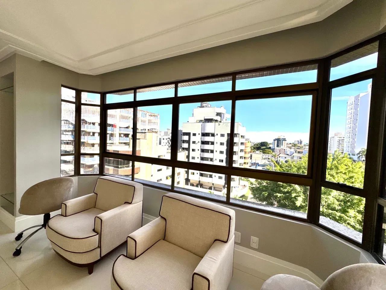 Apartamento de Alto Padrão com 3 Dormitórios e Suíte Master - Centro - Criciúma/SC - Foto 3