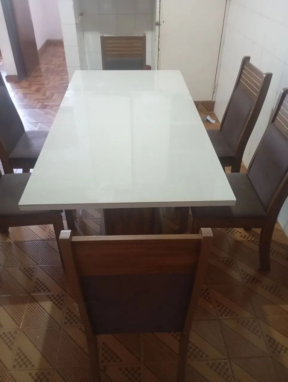 Vendo mesa de vidro com 6 cadeira