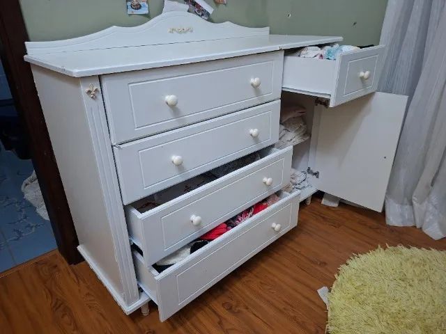 Cômoda branca estilo clássico com 5 gavetas e porta lateral - Foto 3
