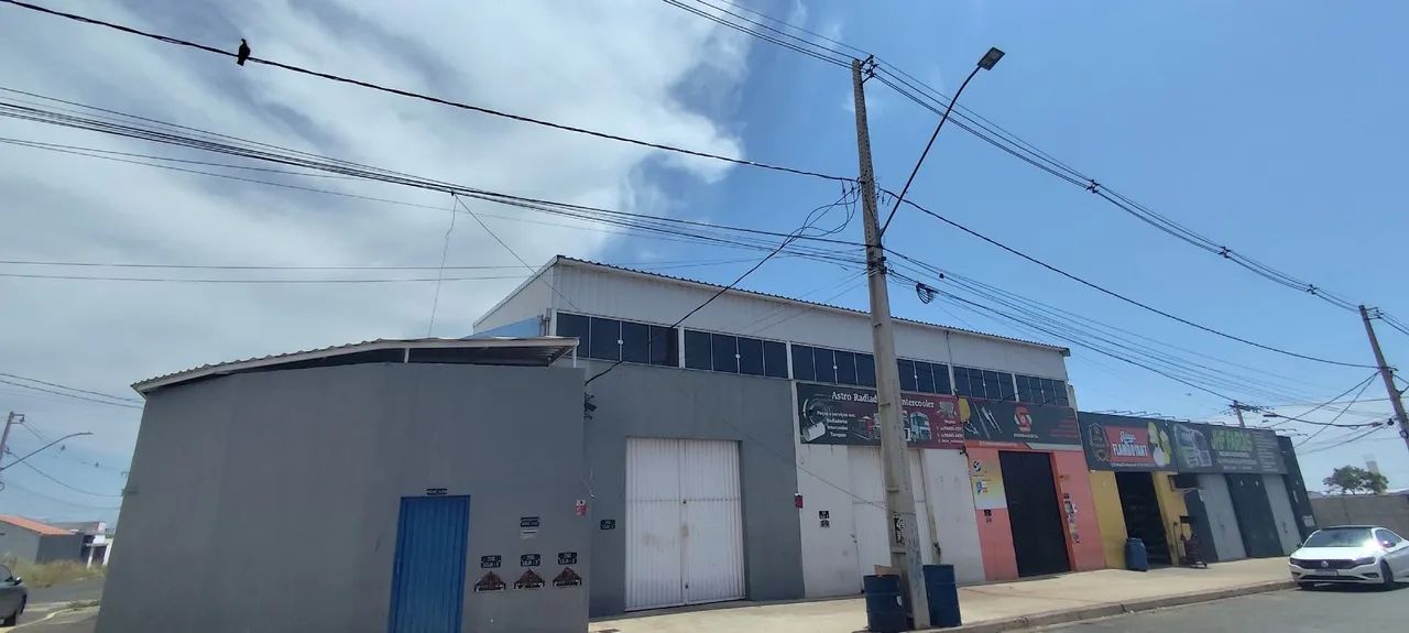 Alugo pavimento superior com 3 salas ,2 com 36m2 e um com 42m2 , alojamento ou escritório 