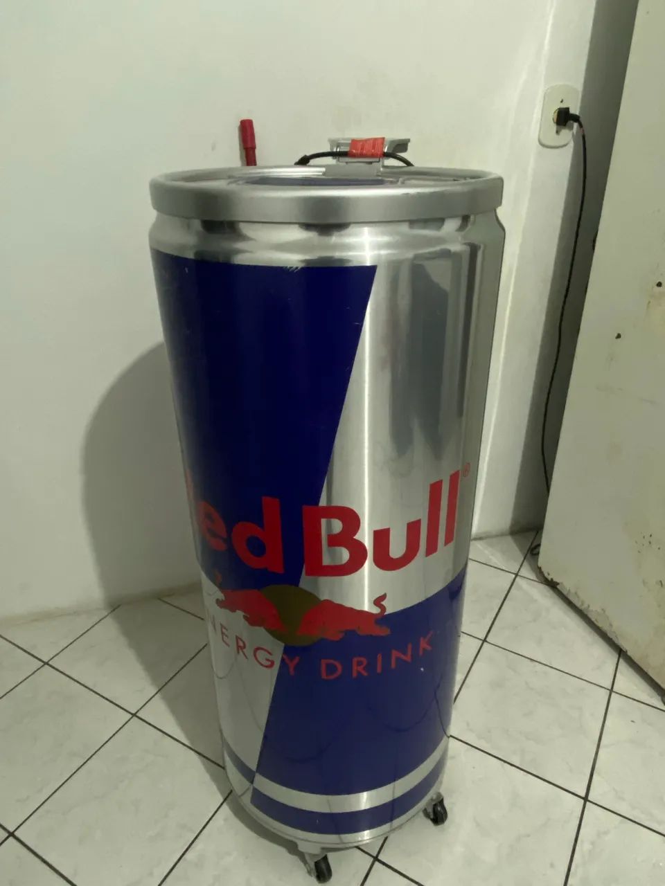 Geladeira redbull em formato de lata 