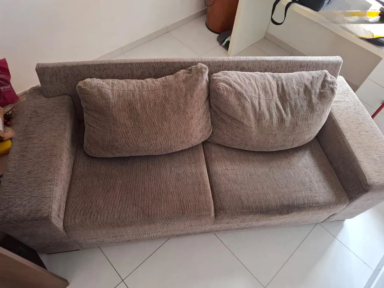Sofá simples de cor neutra, perfeito para qualquer ambiente  - Foto 4