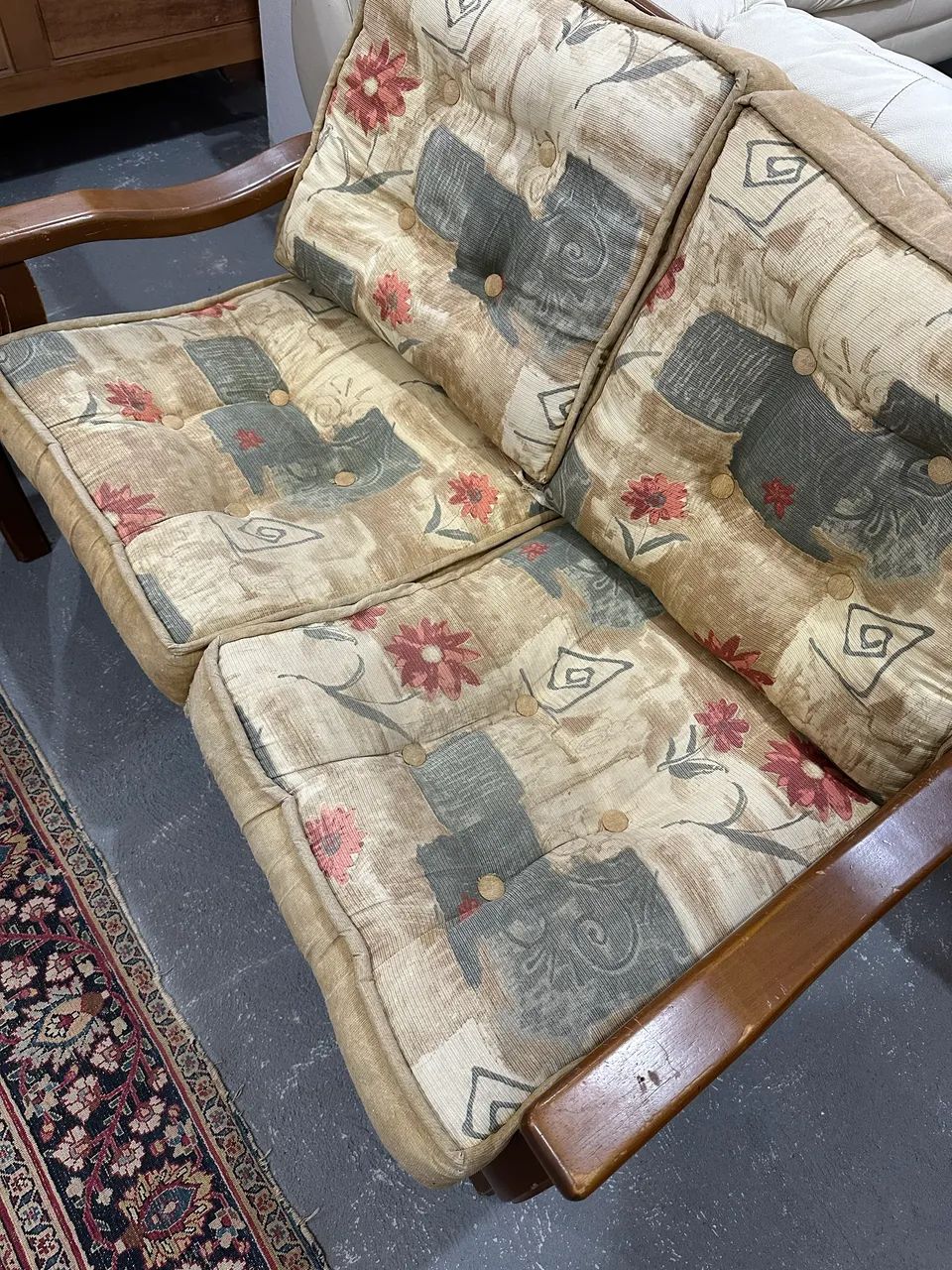 Conjunto de sofás de madeira 2 e 3 lugares - Foto 5