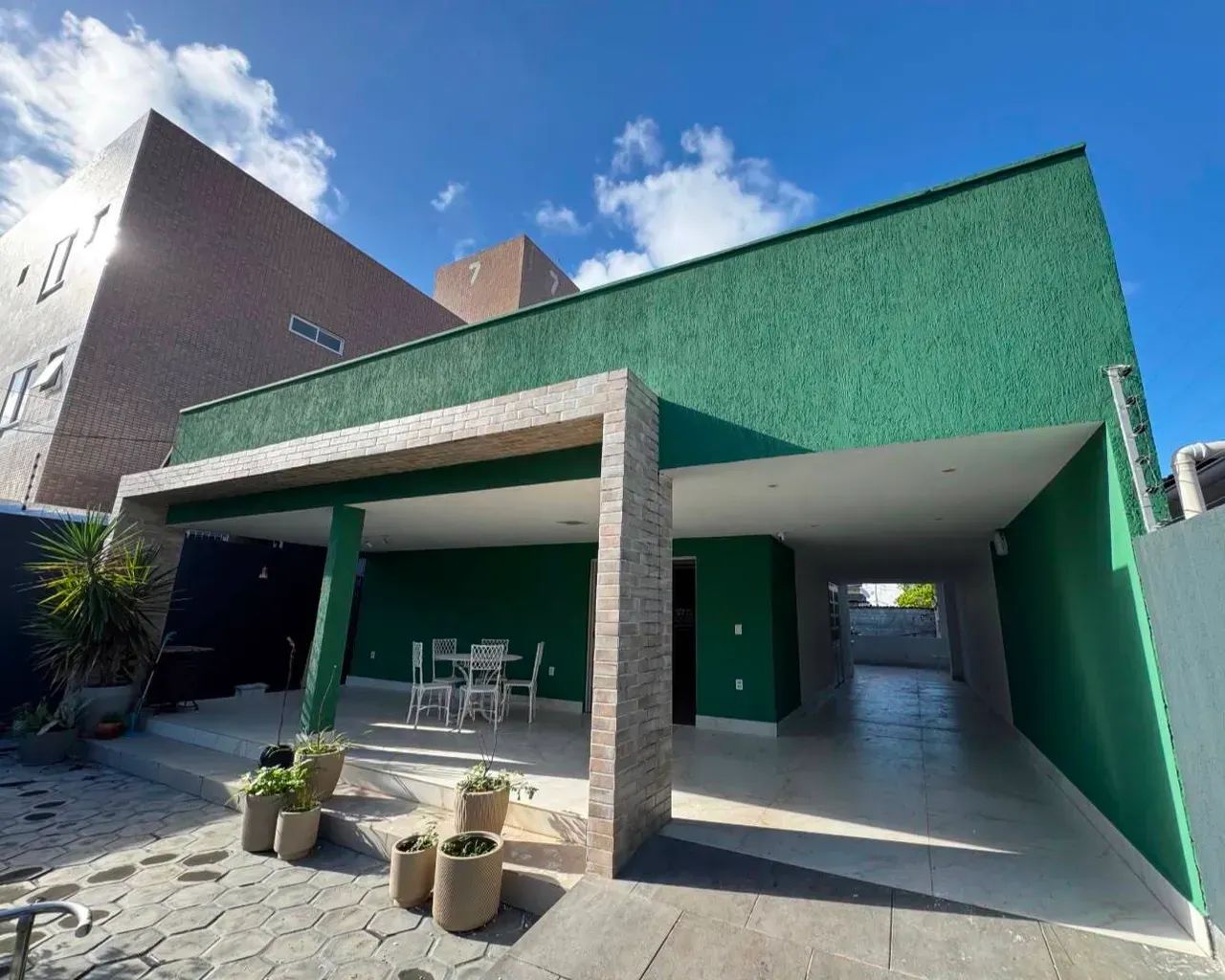 ALUGA-SE EXCELENTE CASA NO ALTIPLANO