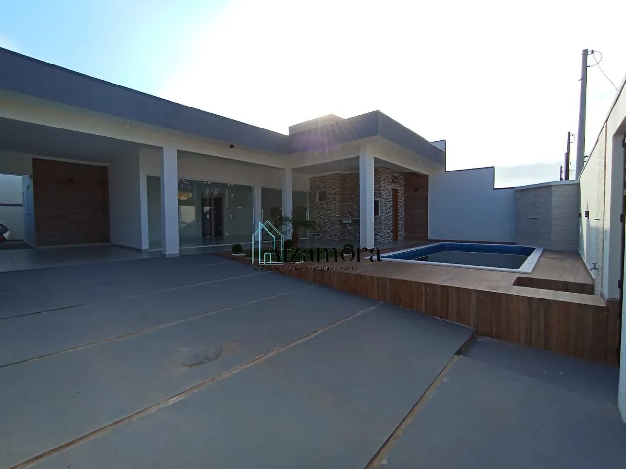 Casa com piscina apenas 200 metros do mar!