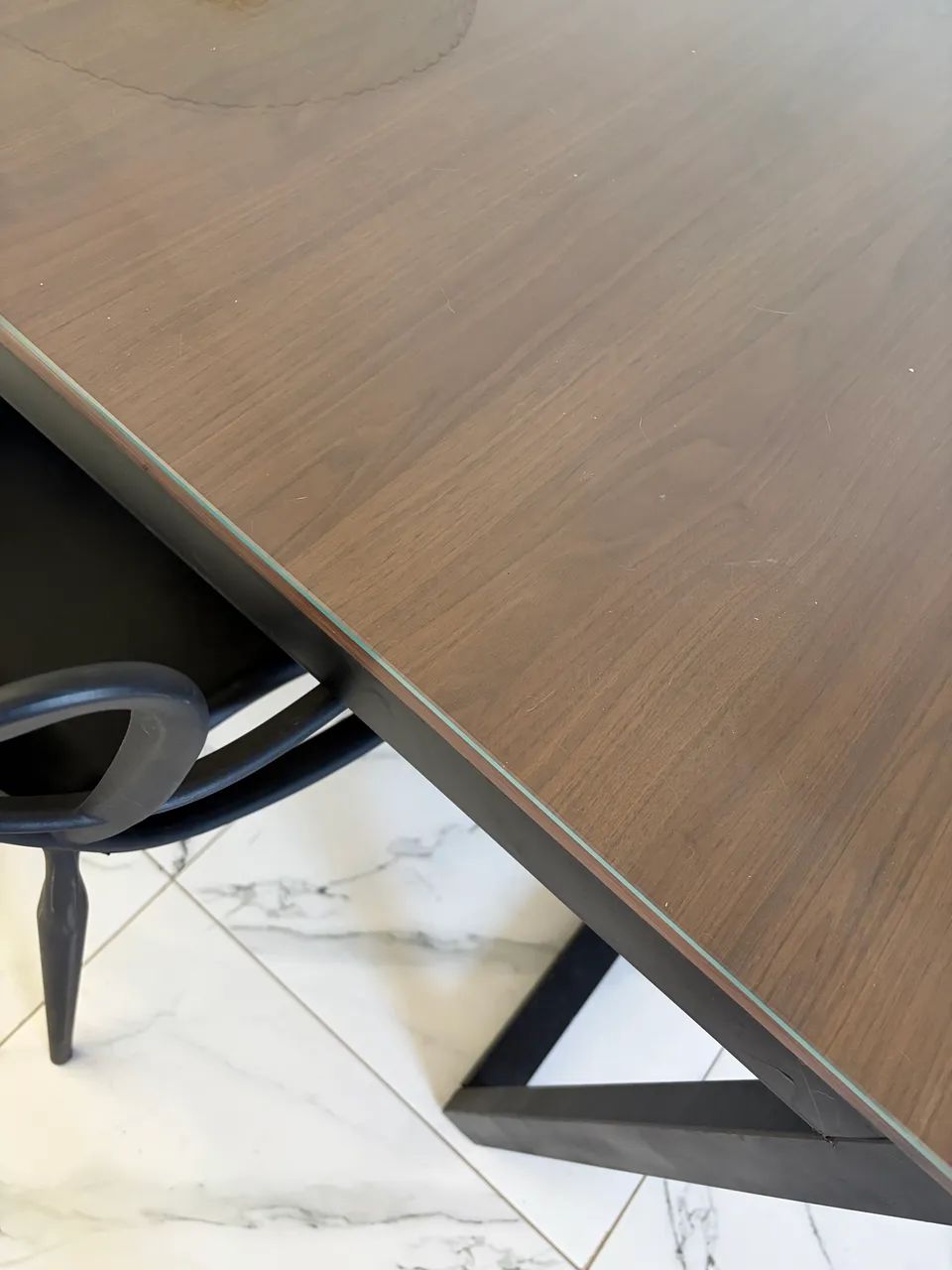 Mesa Mdf com tampo de vidro com bancos e cadeiras  - Foto 2