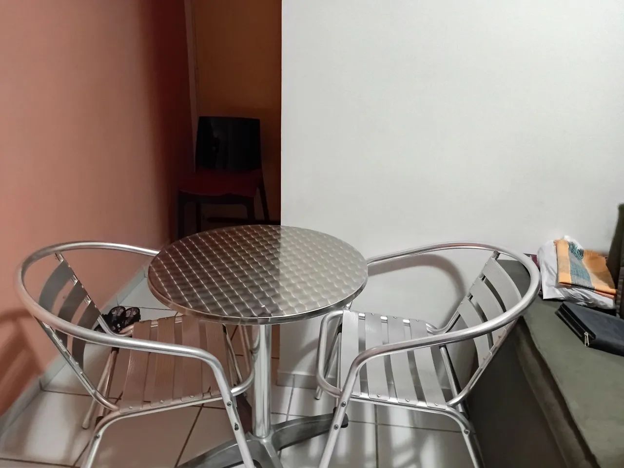 Mesa de alumínio e duas cadeiras  - Foto 2