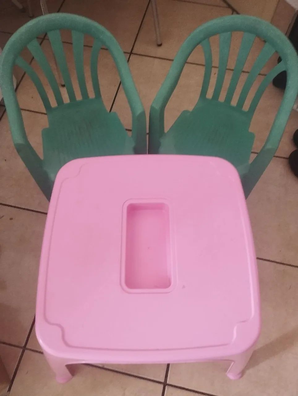 Duas cadeiras e uma mesa infantil 