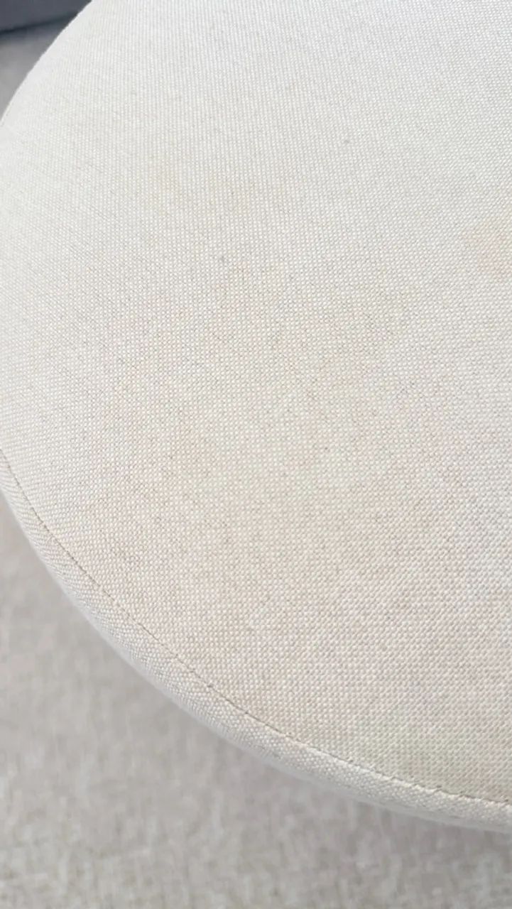Banqueta Puff R$70 Usado. Material linho com pés de madeira - Foto 4