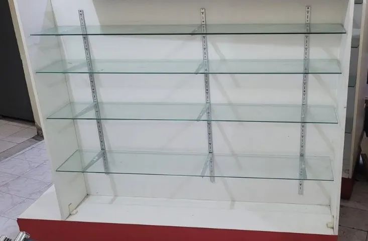 Expositor com prateleiras de vidro 