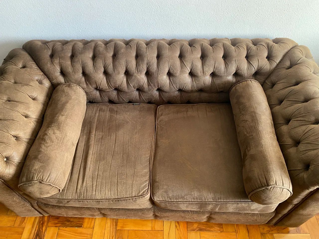 sofá chesterfield 2 lugares wood prime  - Foto 2