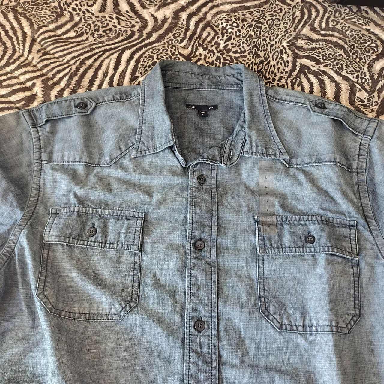Camisa marca GAP, ORIGINAL, NOVA, TAMANHO Grande,tecido em Jeans.