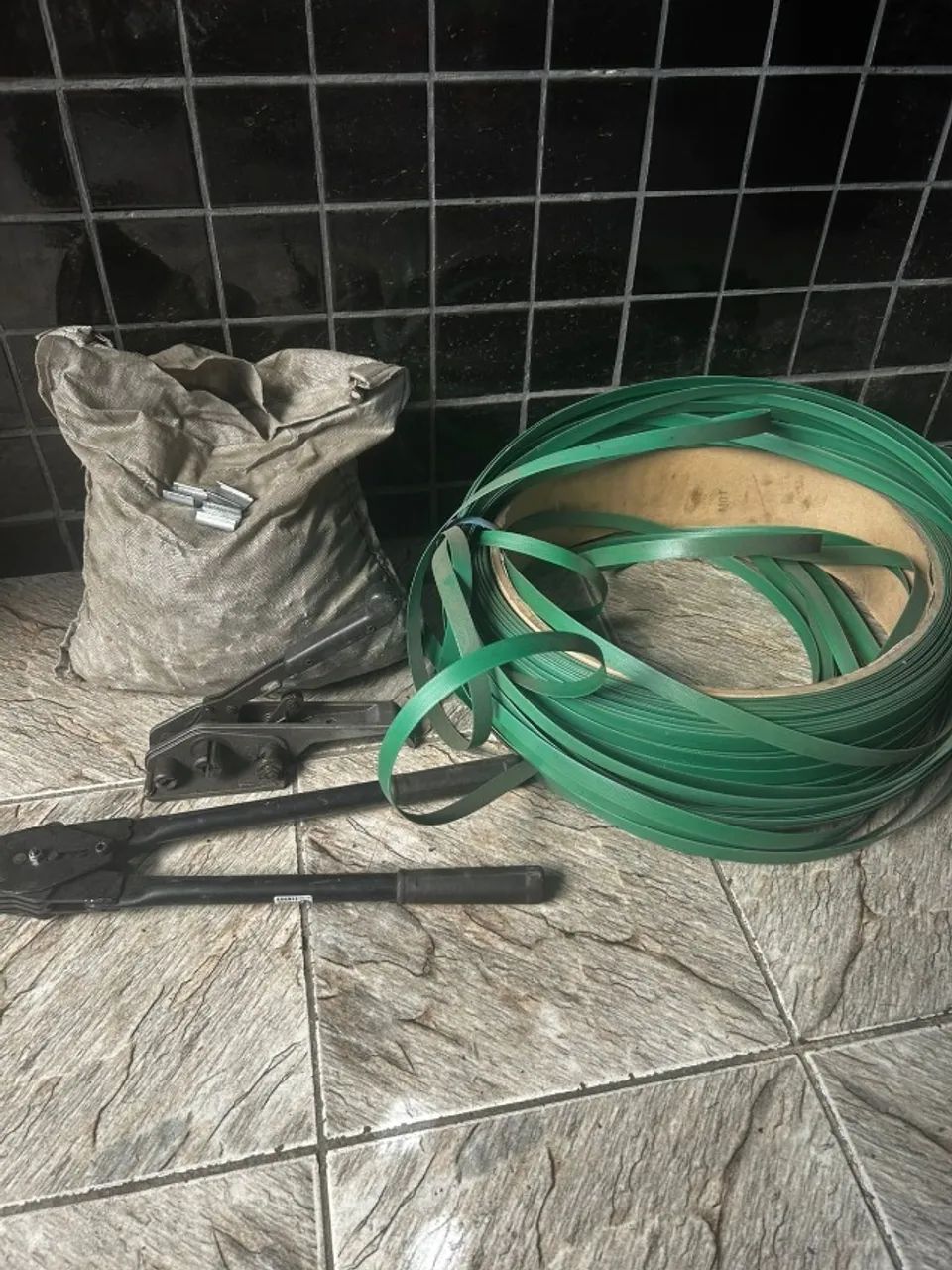 Kit completo para arquear fitas, ideal para embalagens e segurança de cargas.