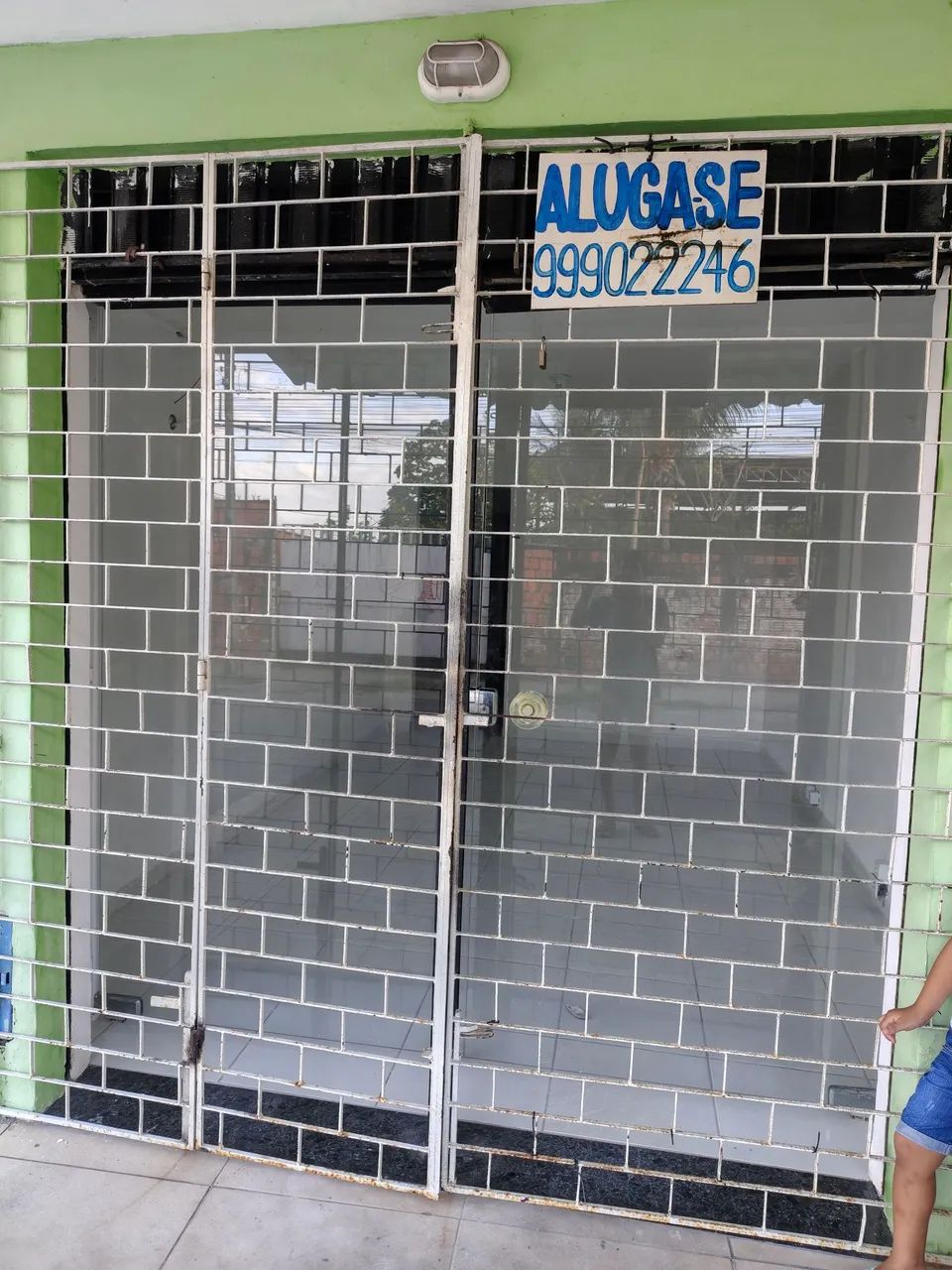 Alugo ponto de comércio 13m de fundo com 3m de frente 