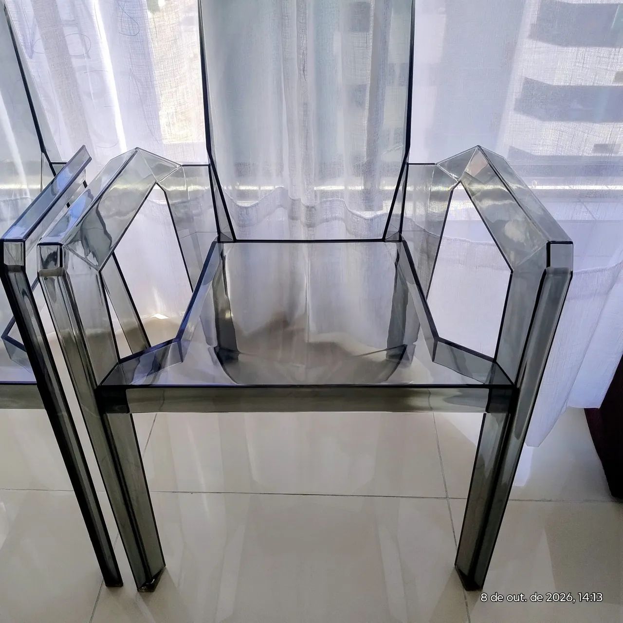 2 BELÍSSIMAS CADEIRAS ACRÍLICO FUMÊ  - Foto 3
