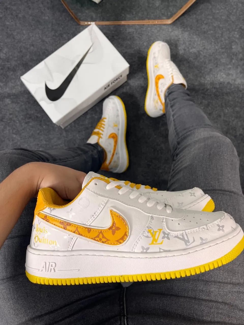 Tênis branco com detalhes amarelo Airforce 