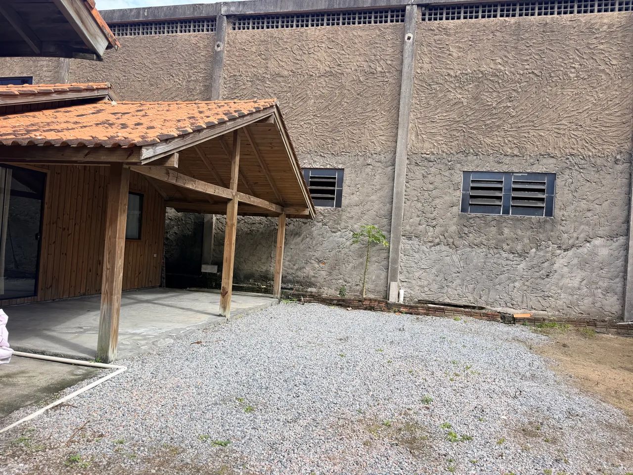Alugo casa no centro de Imbituba proximidade da praia da vila - Foto 3