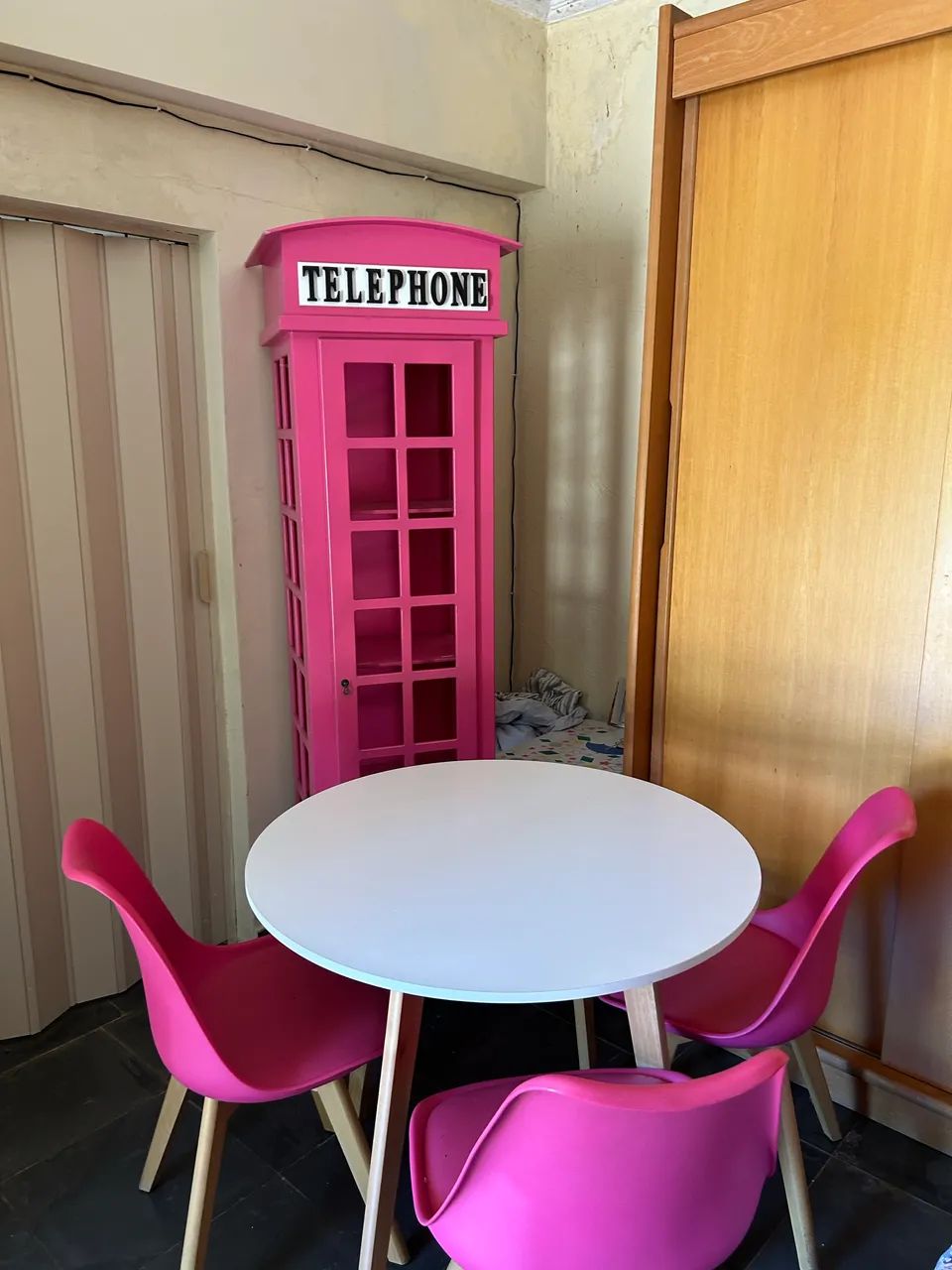 Mesa com cadeiras Rosa + Armário de telefone de Londres - Foto 3