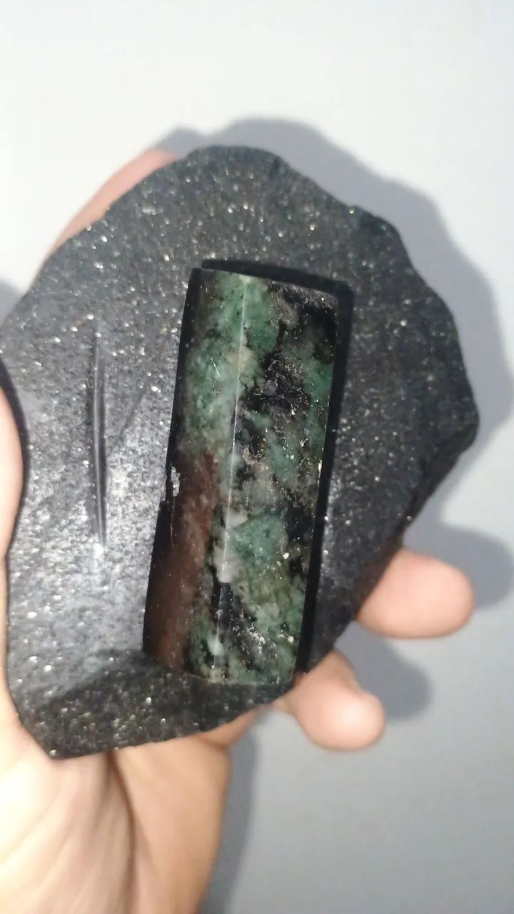 Esmeralda bruta na matriz 200 reais 