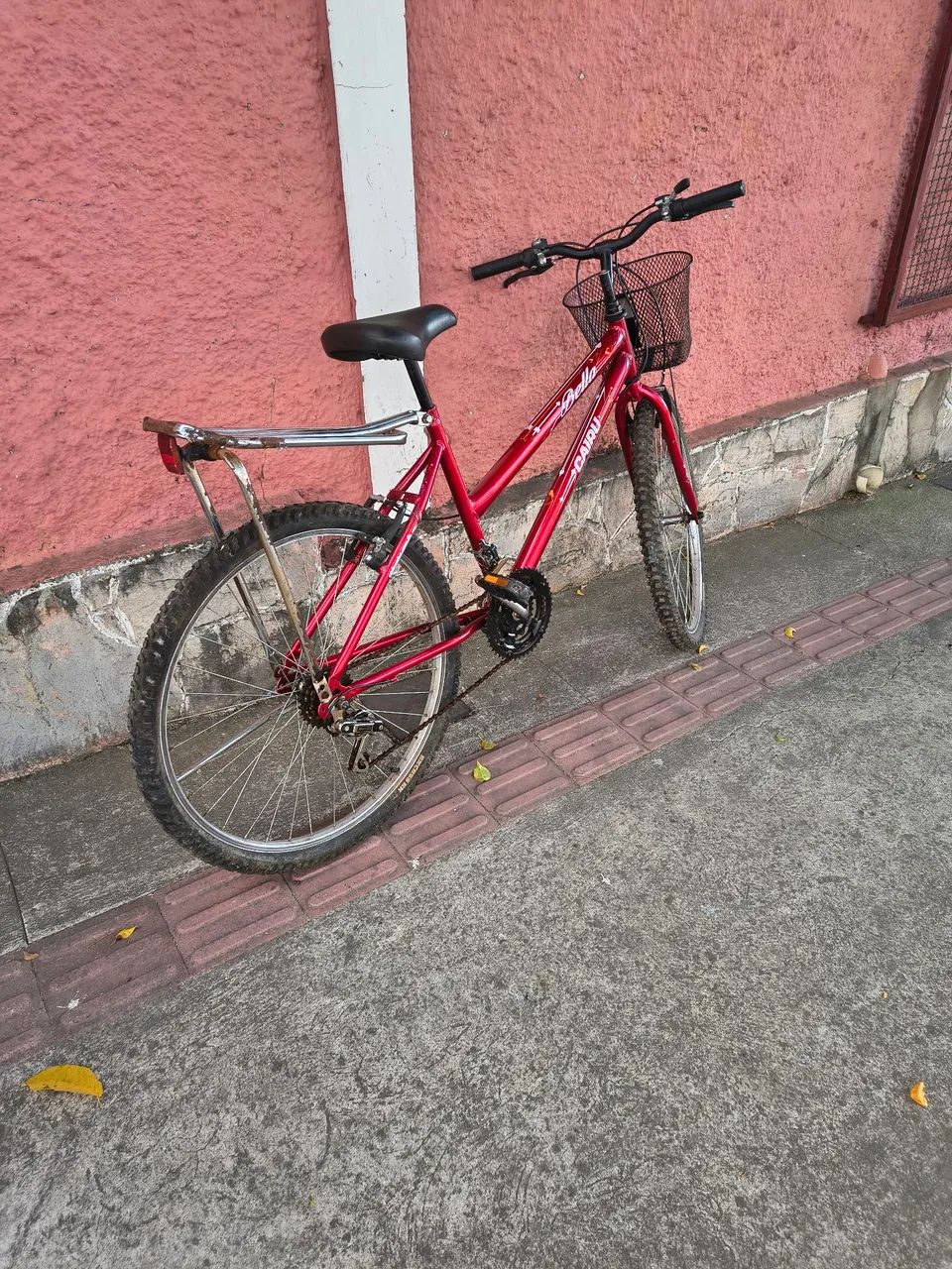 Bicicleta Vermelha Aro 26 com 21 Marchas, Garupa e Cestinho, ÓTIMA - Foto 2