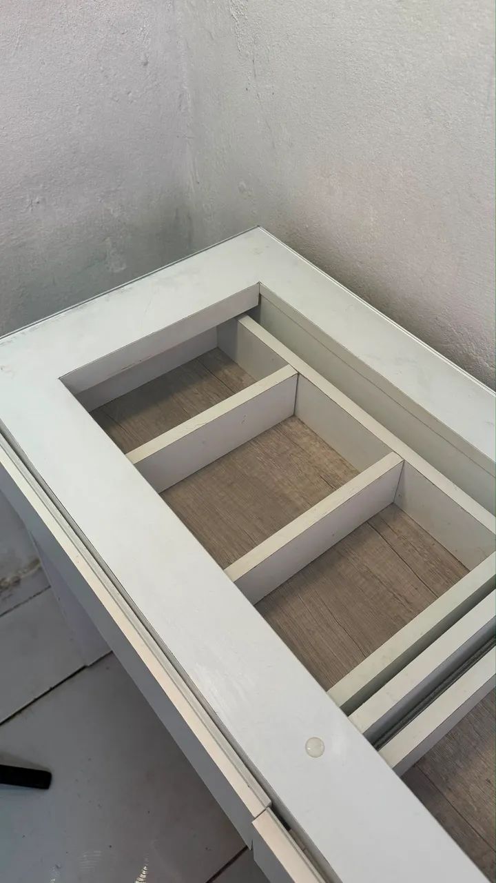 Penteadeira com base de vidro