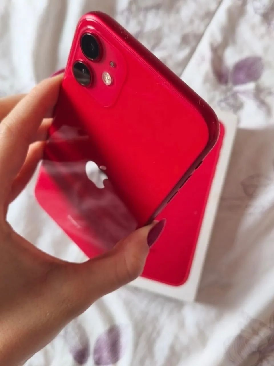 iPhone 11 vermelho, de brinde vem capinhas e película  - Foto 3