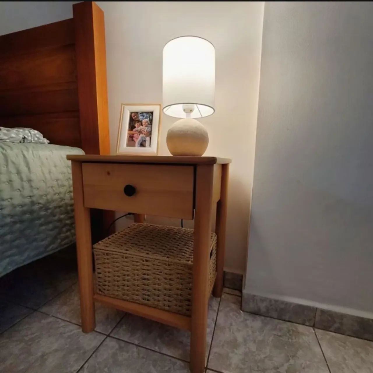 Mesa de cabeceira em madeira