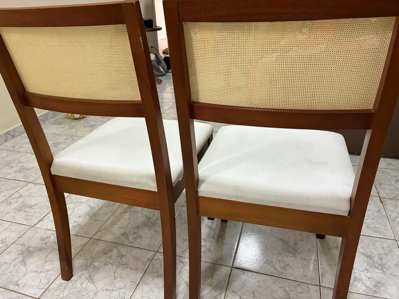 Kit de Cadeira de madeira maciça com estofado e palinha no encosto 