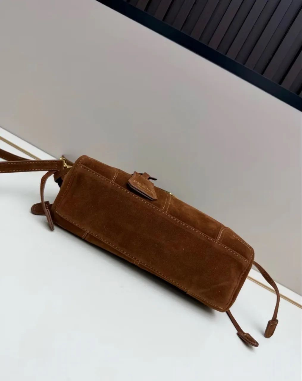 Bolsa Prada Bonnie Mini camurça marrom  - Foto 4