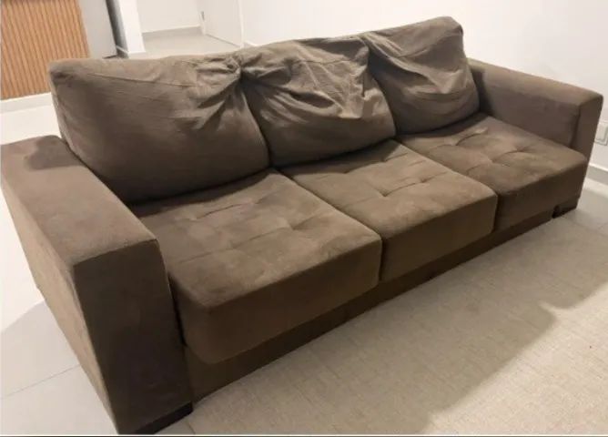 Vende-se sofá de três lugares. Comprimento: 2,30