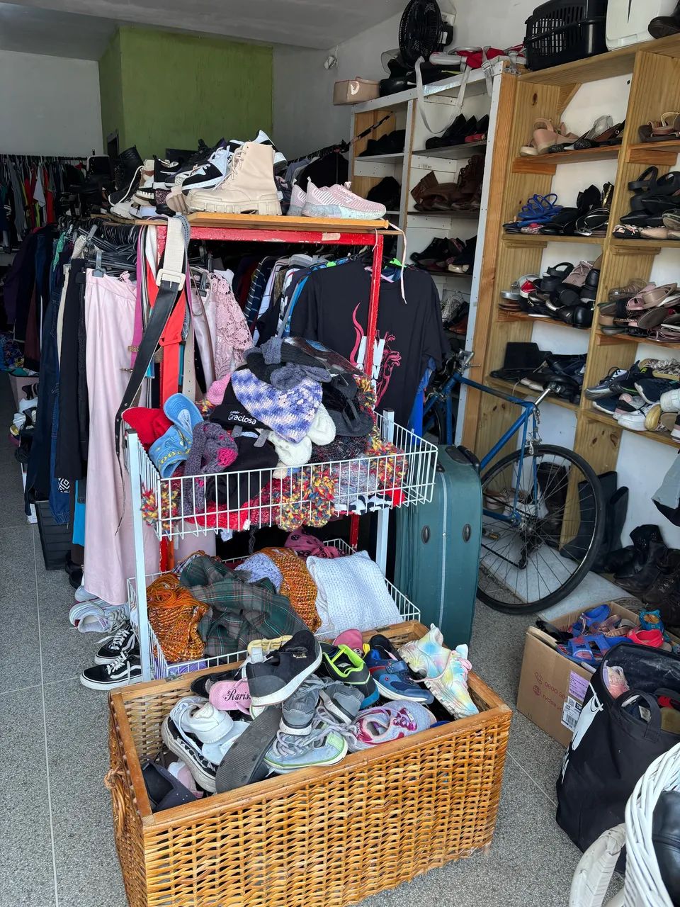 Vendo brechó completo com ponto comercial  - Foto 3