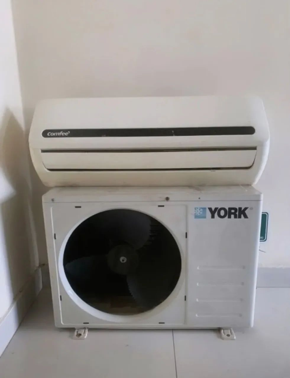 AR-CONDICIONADO SPLIT COMFEE 12.000 BTUs, 220V