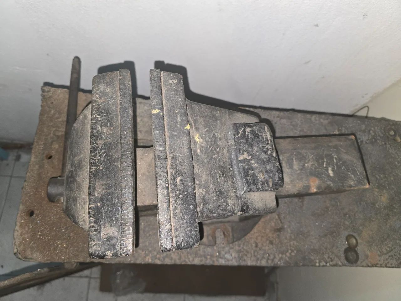 Torno de Bancada N°8, em ferro fundido e resistente  R$350,00 - Foto 4