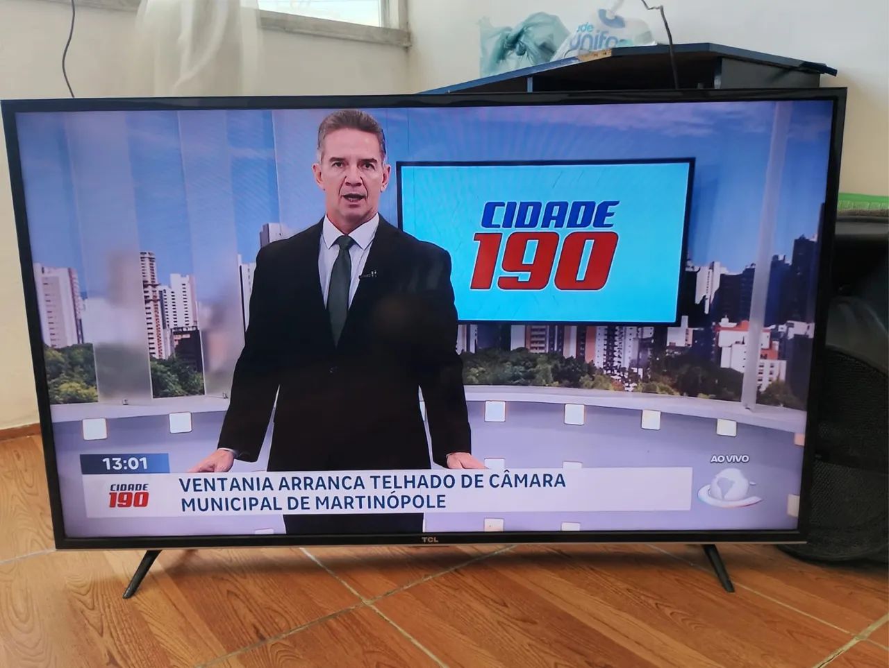 Tv TCL smart 4k 50 polegadas com 2 listras fio de cabelo não interfere em nada  - Foto 2