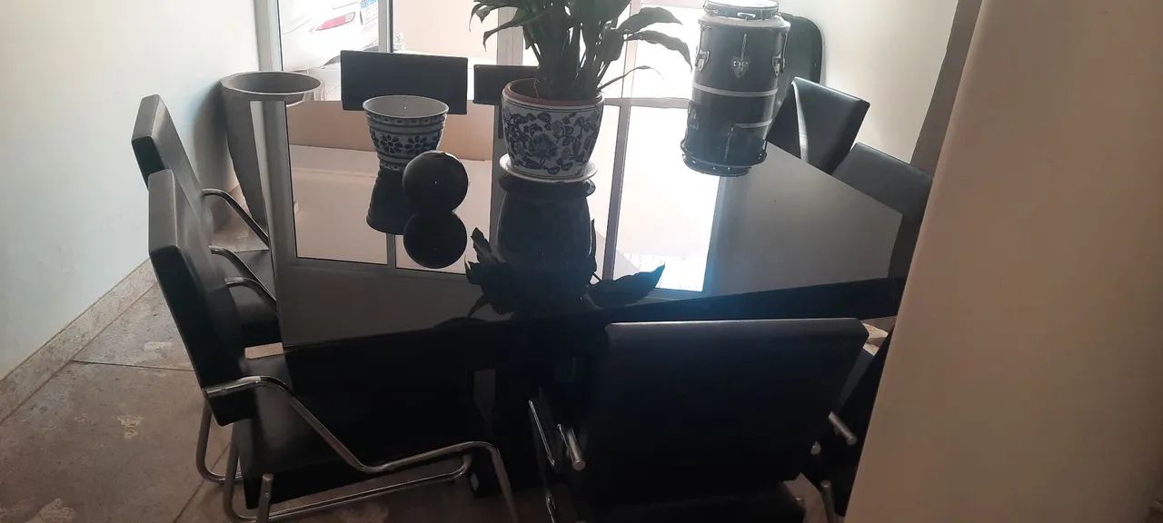 Vende-se uma mesa com oito cadeiras  - Foto 2