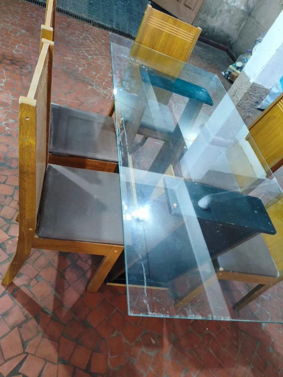 Mesa com tampo de vidro com 5 cadeiras  - Foto 4
