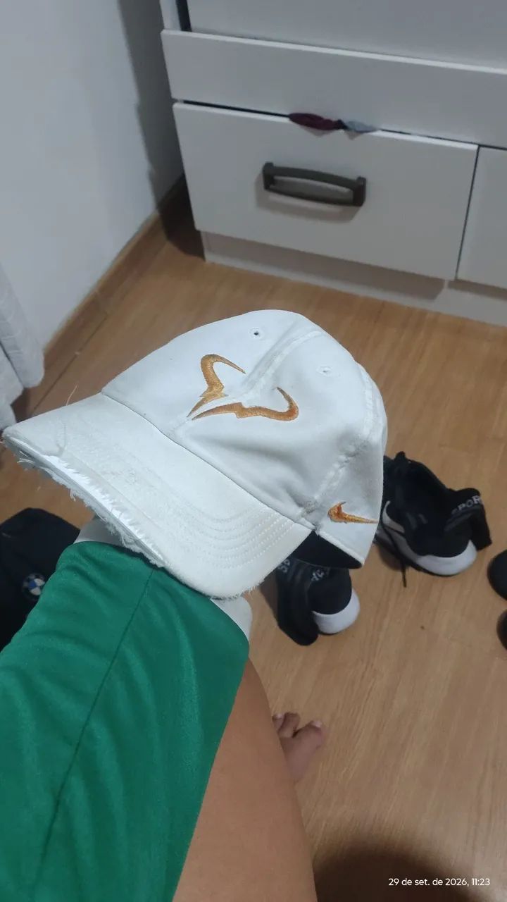 Vende-se boné Nadal dourado  - Foto 4