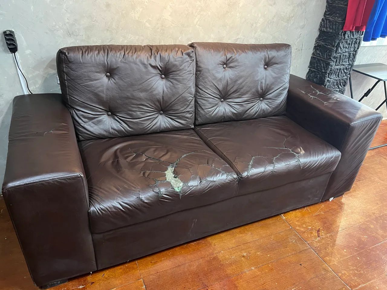 Sofá couro 470064895078574081