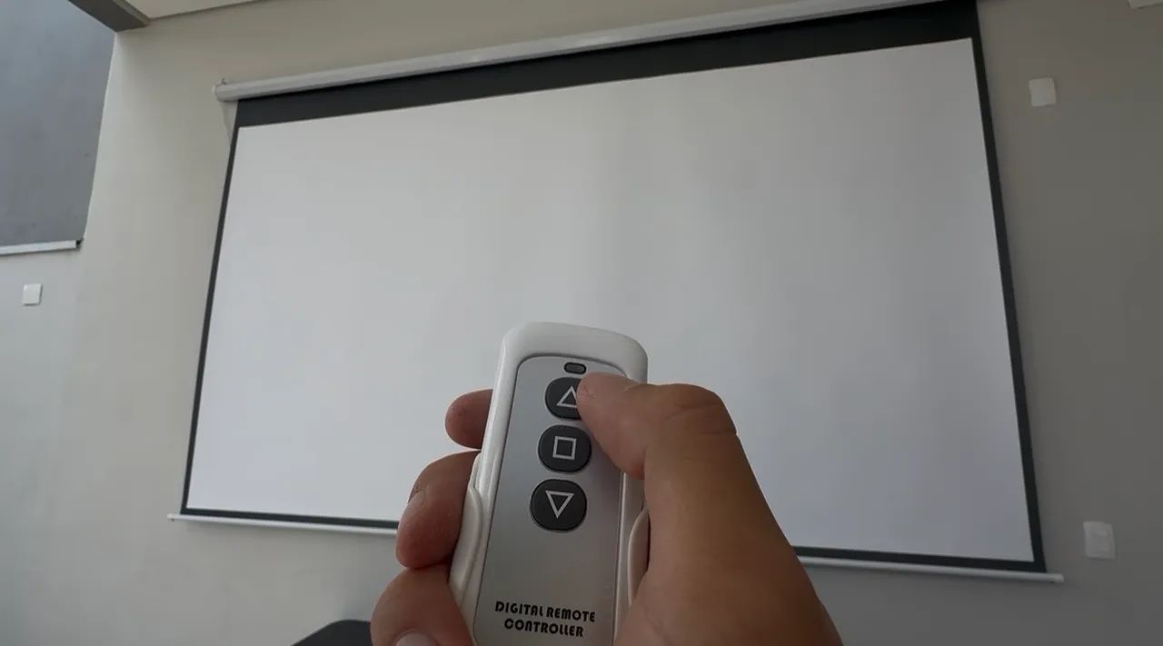 Tela de projeção projetor elétrica com controle 150? polegadas 220v (novo) - Foto 3