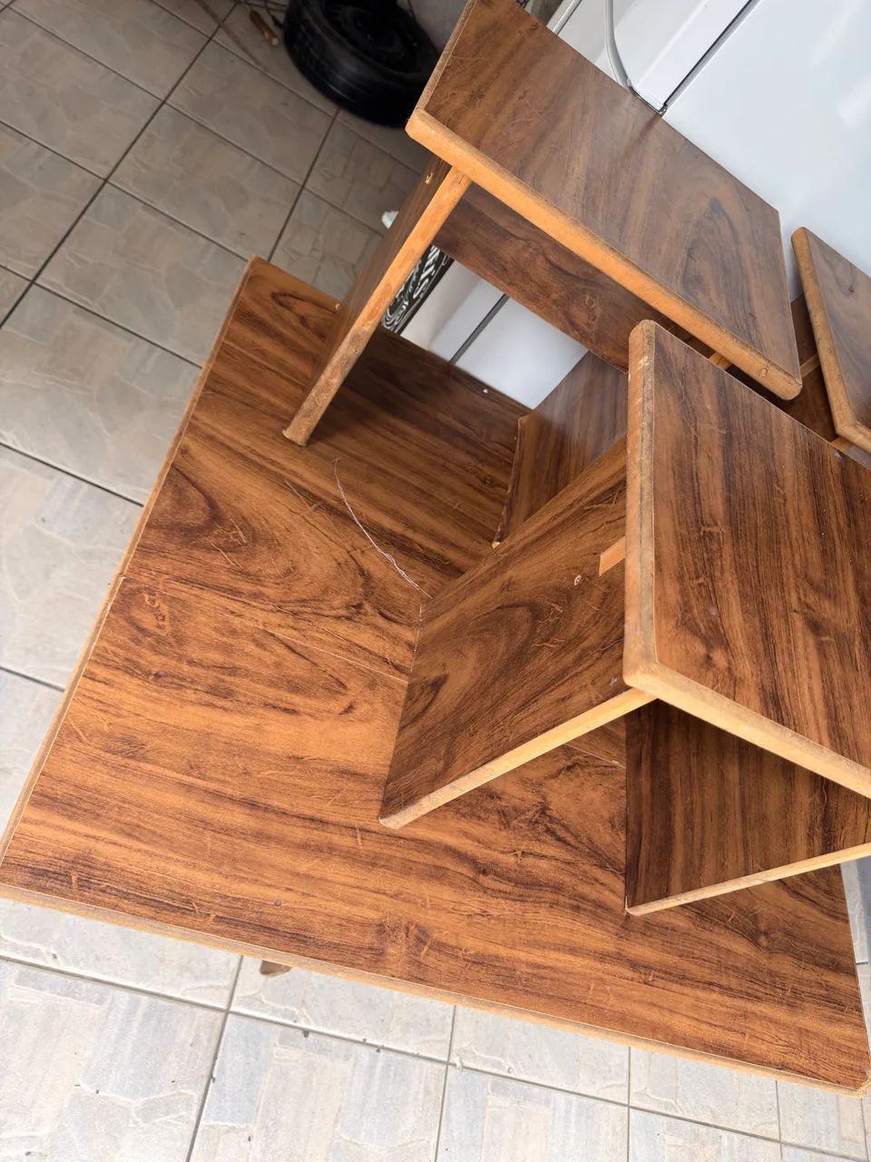 Mesa de madeira com 4 banquetas  - Foto 2
