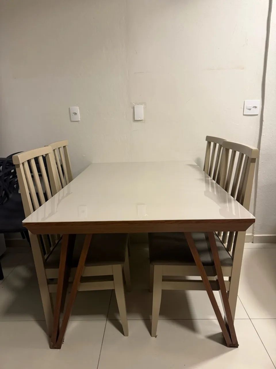Mesa com 4 cadeiras 