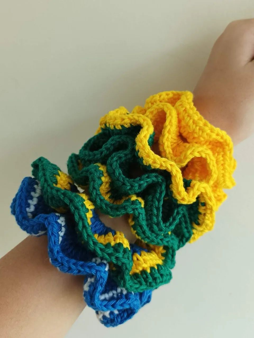Pulserinha e Xuxinhas da Copa feitas em Crochê  - Foto 3