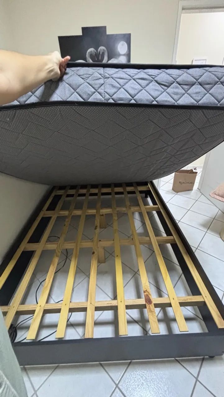 Vendo cama de casal com colchão  - Foto 2