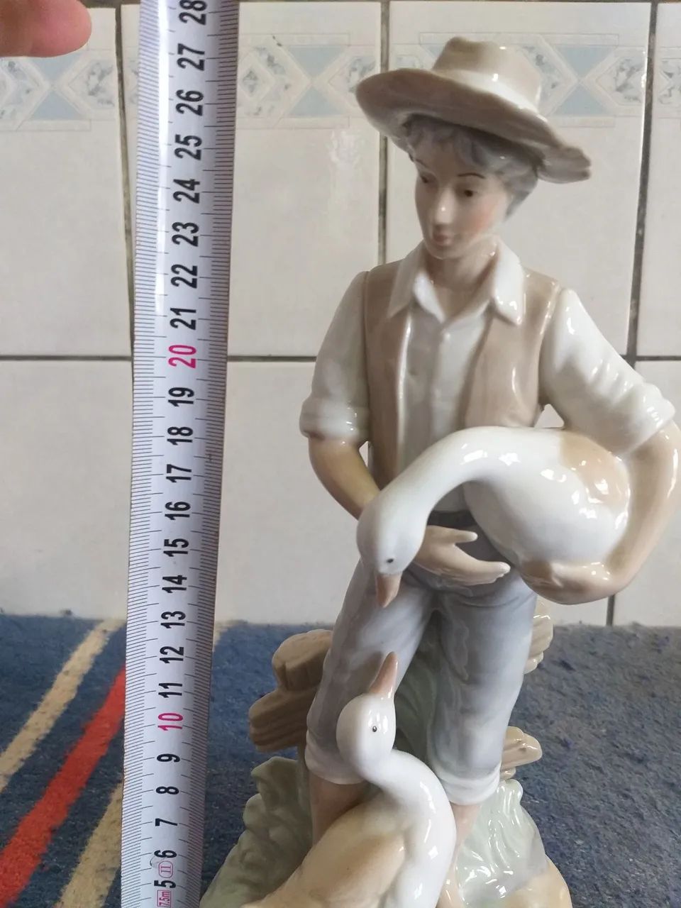 Estatueta em porcela espanhola Monti Piero, jovem camponês com seus Gansos.  - Foto 3
