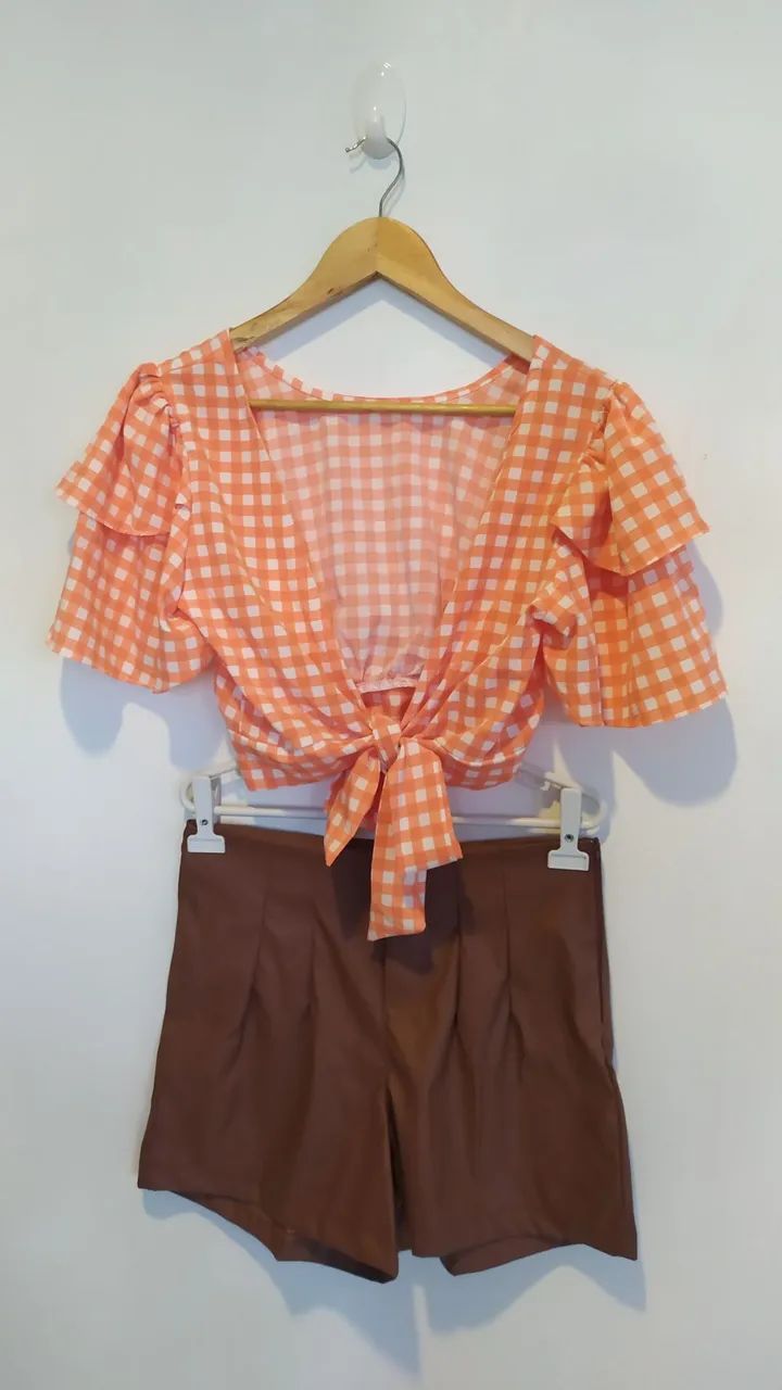 Short em Pu Tam G e blusa xadrez 